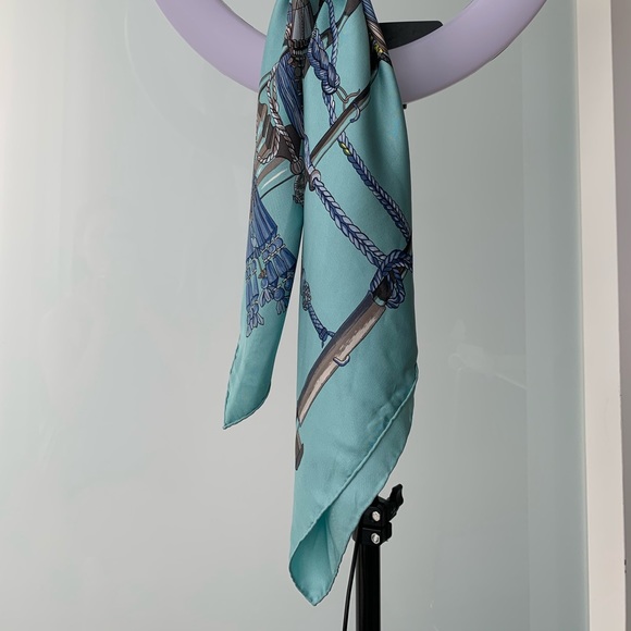 HERMÈS Le carré (square) 100%silk scarf - Picture 10 of 10